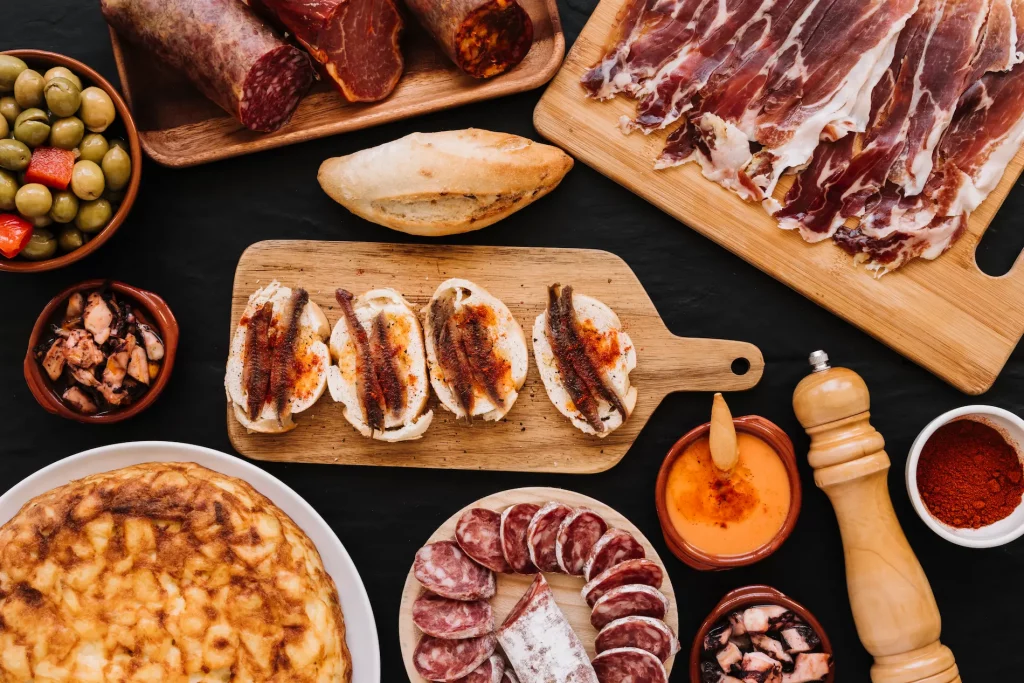 Plato con diferentes productos de Ávila