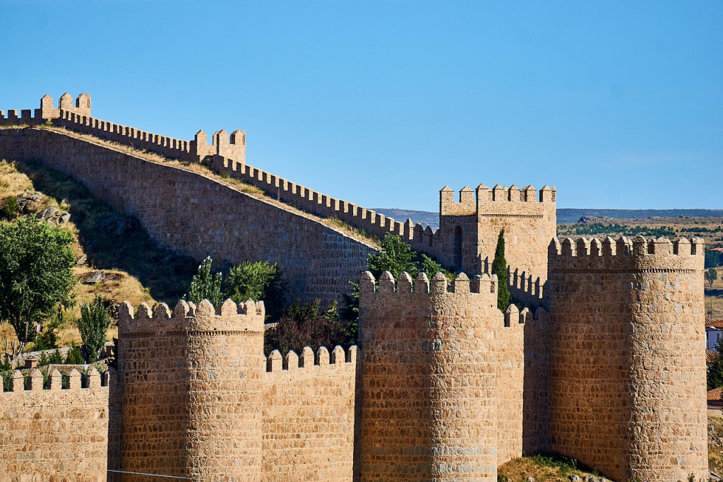 Vista panorámica de los torreones de la Muralla de Ávila, la fortificación medieval mejor conservada de Europa.