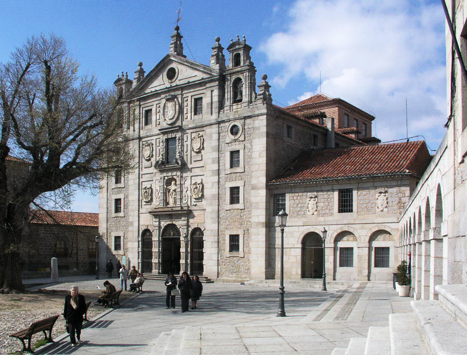 Fachada principal y acceso al Convento de Santa Teresa de Jesús en Ávila, lugar de peregrinación mística.