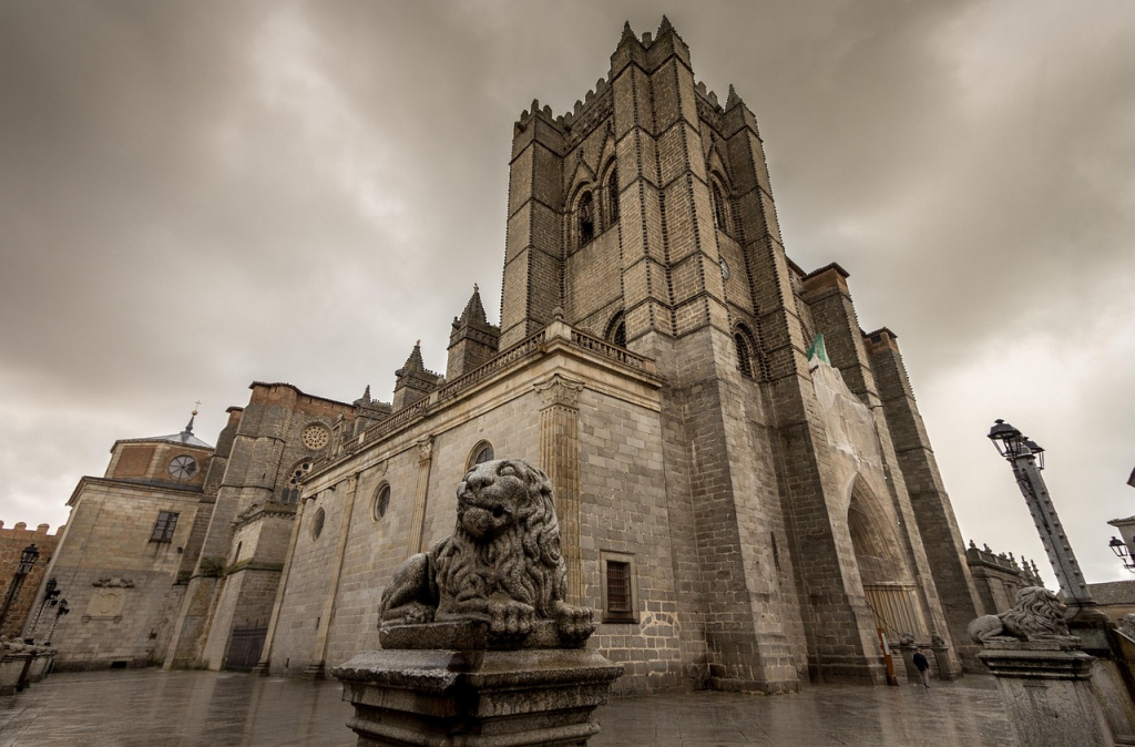 Exterior de la Catedral del Salvador de Ávila, la primera catedral gótica de España integrada en la muralla.