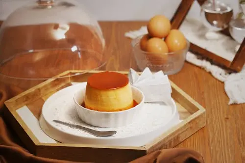 Plato con un flan de huevo casero de elaboración propia con caramelo, servido en el restaurante Venta La Colilla en Ávila.