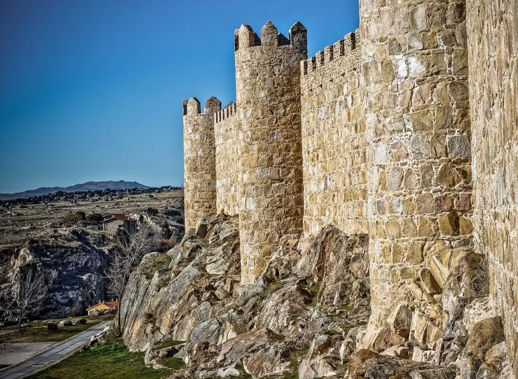 Vista panorámica de la Muralla de Ávila, principal monumento histórico de la ciudad