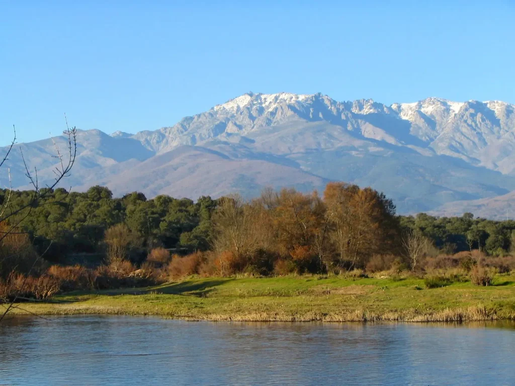 paisaje de Gredos con el Pico Almanzor nevado, Parque Regional de la Sierra de Gredos en Ávila