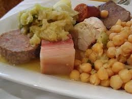 Plato de garbanzos de la Moraña acompañados de carnes de Ávila y embutidos artesanales.